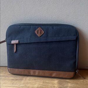 Tarqus laptop travel case, never used my laptop was too big. Best for 15in.